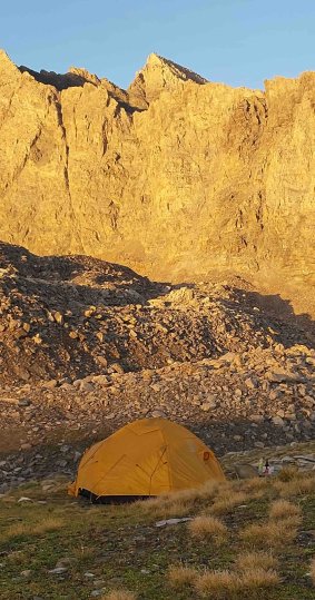 tente de bivouac en montagne levée de soleil