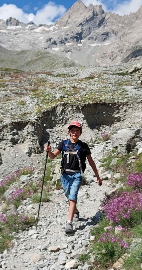 enfant sur sentier de randonnée en montagne